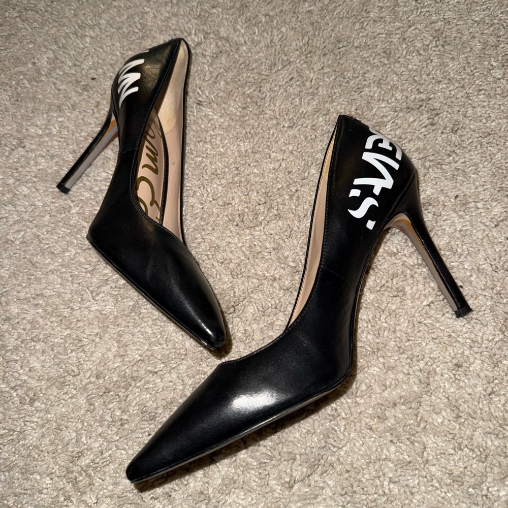 Black escarpins with logo in the back